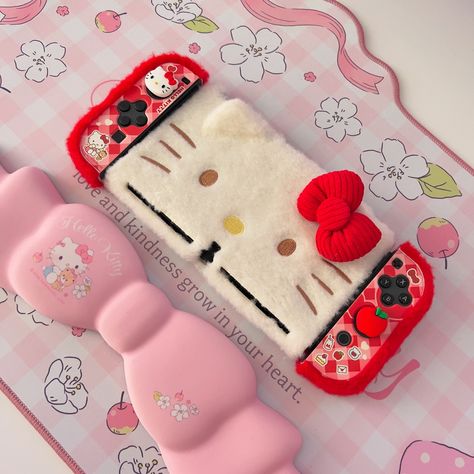 Swipe to see the cutest Hello Kitty plush case for Nintendo Switch OLED! ❤️🍎 This is super soft and cuddly, I’m obsessed!😍 @geekshareplus makes the best, most adorable nintendo switch accessories💗 Please make one for all Sanrio characters especially My Melody and Pompompurin please🙏 kako je lijepa 🥹😭 🌷🌷🌷🌷 Halloween items will be discounted by 20%-30% till the end of month! You can find all my product links & discount codes to save money in my link in bio!🛒🛍️ Partners: @julief.oficial @c... Nintendo Switch Oled Accessories, Sanrio Nintendo Switch, House Gaming Room, Hello Kitty Nintendo Switch, Nintendo Switch Oled Aesthetic, My Melody And Pompompurin, Aesthetic Devices, Pink Gaming Setup, Nintendo Switch Aesthetic