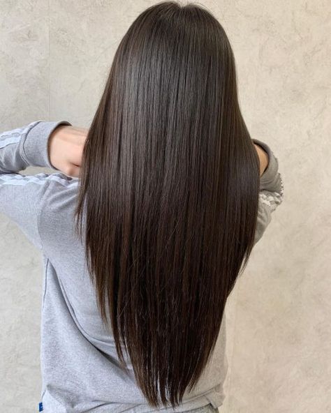 17 Incredible V-Cut Hairstyles for That Ultimate V Shape Look in 2019 Long Hair V Cut, U Cut Hairstyle, Haircuts For Long Hair Straight, V Cut Hair, V Shaped Haircut, V Hair, Haircuts For Long Hair With Layers, Kadeřnické Trendy, Straight Hair Cuts