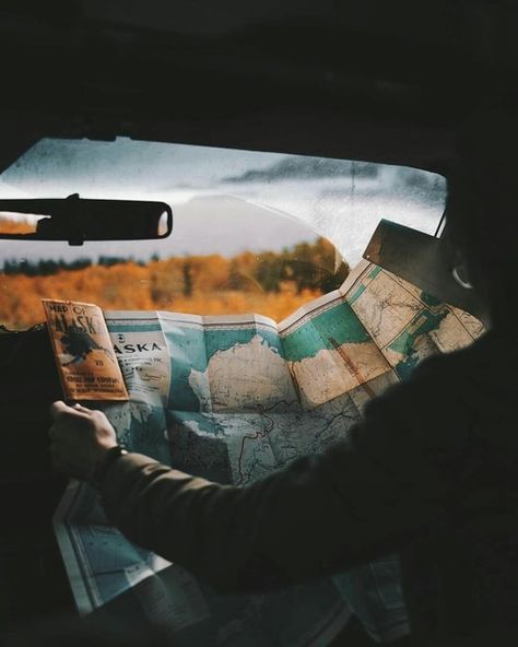 Imagine maps and photography Road Trip Aesthetic, Trip Aesthetic, Tanaman Indoor, Auto Retro, Adventure Aesthetic, Road Trippin, Foto Inspiration, Camping And Hiking, Travel Aesthetic