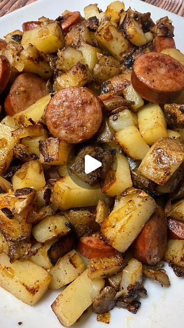 Easy Dinner With Potatoes, Potatoes And Sausage Skillet, Sausage And Potatoes Skillet, Potatoes And Sausage, Breakfast Potatoes Skillet, Sausage And Potatoes, Potato Skillet, Sausage Dinner, Creative Breakfast