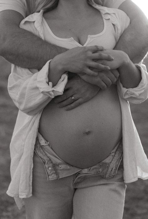 Home Maternity Photography, Maternity Picture Outfits, Maternity Photography Poses Outdoors, Pregnancy Belly Photos, Cute Pregnancy Pictures, Outdoor Maternity Photos, Maternity Photography Poses Couple, Maternity Photo Outfits, Belly Photos