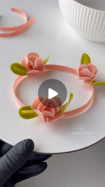 Flowers For Cakes How To Make, Chocolate Flowers Cake, Chocolate Entremet Decoration, Cake Decorating Techniques Flowers, Chocolate Cake Garnish, Chocolate Flower Cake, Chocolate Decorations For Cake, Flower On Cake, Entremet Cake Design