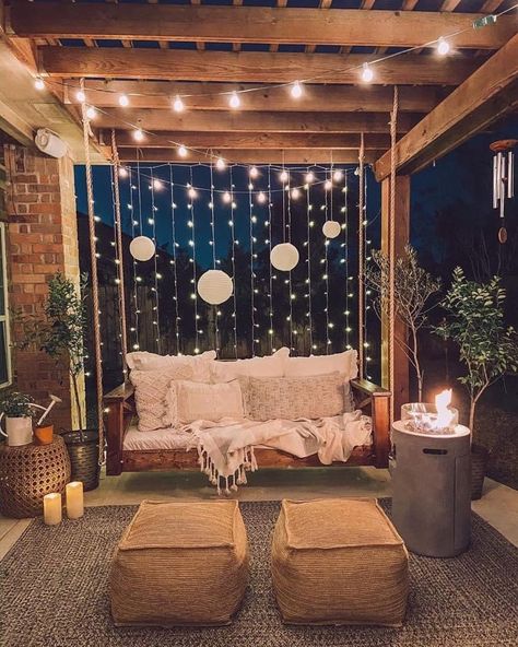 Patio Bohemio, Boho Front Porch, Bohemian Porch, Glass Balcony Railing, Living Room Boho Chic, Bohemian Patio, Diy Porch Swing, Front Porch Swing, Glass Balcony