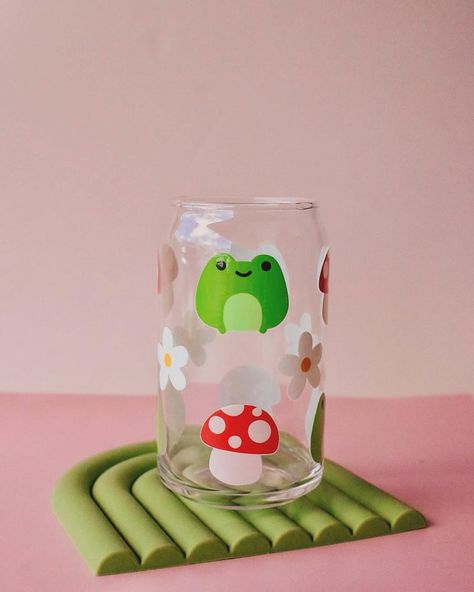 Cutest Mushroom Frog Glass Cup available on our website! 🐸🍄🐸🍄 #shopsmall #frogcore #mushroomlove #cottagecore #cottagecoreaesthetic #glasstumbler #glasstumblers Cute Mason Jar Painting Ideas, Glass Painting Designs Easy, Stained Glass Crafts For Kids, Cute Wine Glass Painting Ideas, Glass Cup Painting Ideas, Glass Cup Painting, Mason Jar Painting Ideas, Glass Can Design, Jar Painting