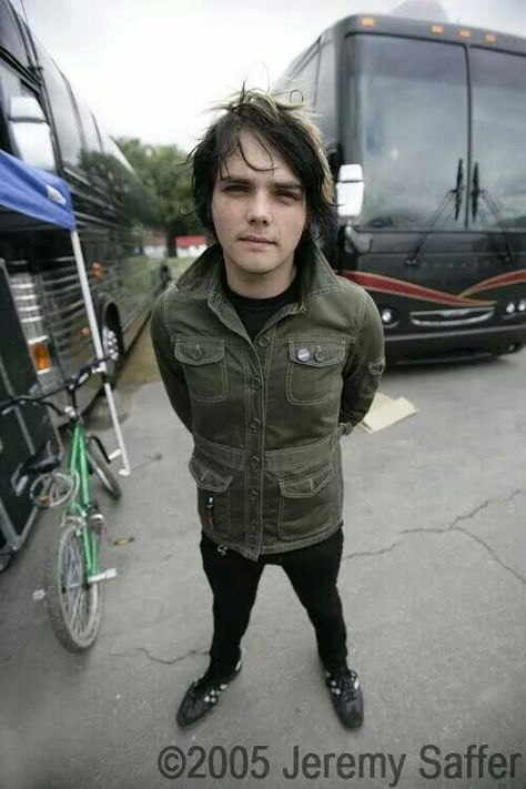 Gerard Way Memes, Gerald Way, Mcr Memes, Emo Memes, I Love Mcr, Emo Guys, Facebook Timeline Covers, Rock Groups, Timeline Covers