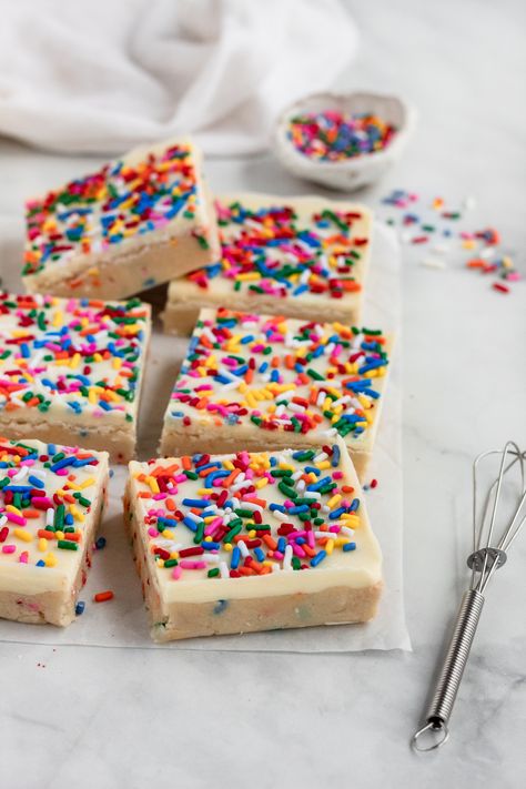 Birthday Cake Bars, No Bake Birthday Desserts, Sprinkle Desserts, Funfetti Desserts, Birthday Cake Cookie Dough, Funfetti Cookie Dough, Desert Inspo, Nobake Dessert, Sweet Birthday Cake