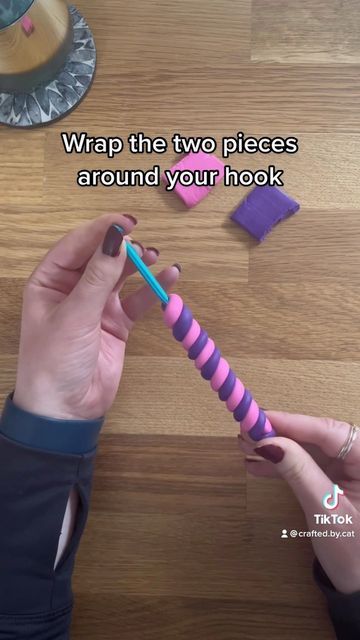 How To Make Crochet Hook Handle, Crochet Hook Polymer Clay, Crochet Hook Grips Diy, Diy Polymer Clay Crochet Hook Handle, Ergonomic Crochet Hooks Diy, Crochet Hook Handles Diy, Diy Ergonomic Crochet Hook, Polymer Clay Crochet Hooks Diy, Polymer Clay Crochet Hook Handles