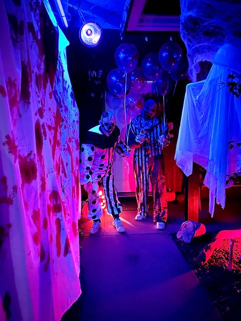 Haunted House Themes Scary, Fun House Haunted House, Hollowed Party Decorations, Butcher Shop Haunted House Ideas, Scary Maze Ideas, Haunted House Room Ideas Scary, Hunted House Ideas Halloween, Zombie House Decorations, Scary Haunted House Ideas Horror