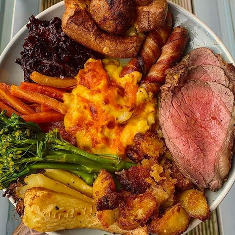 Roast Dinner Christmas, Christmas Dinner Inspiration, British Thanksgiving Recipes, Christmas Dinner British, Traditional English Roast Dinner, Traditional Sunday Roast British, Uk Food Recipes, British Sunday Roast Dinner, British Christmas Food