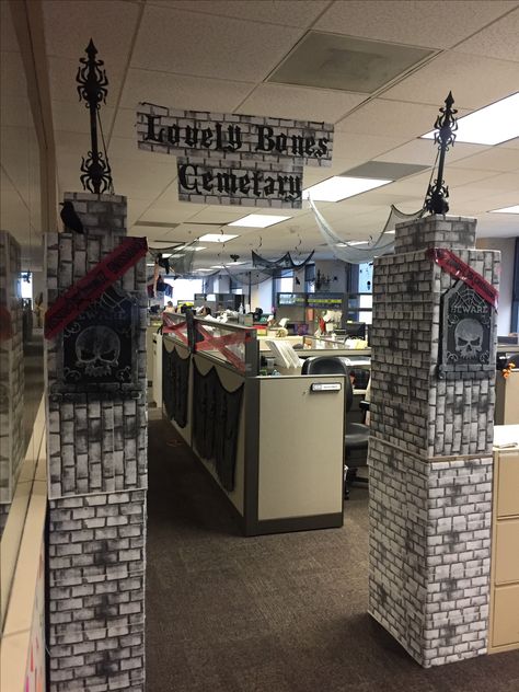 Office Cemetery gate!!! Office Graveyard Decorations, Halloween Cubical Ideas, Ceiling Halloween Decorations, Cubicle Halloween, Cubicle Halloween Decorations, Halloween Gate, Cubical Ideas, Diy Halloween Graveyard, Halloween Office Decorations