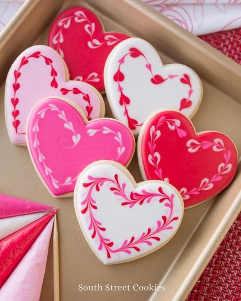 Easy Valentine Sugar Cookies, Royal Icing Hearts Decorating Ideas, Valentines Day Heart Cookies, Circle Sugar Cookie Designs Valentines Day, Cookie Decorating Valentines Day, Valentine Cookie Designs, Heart Cutout Cookies, Round Valentine Cookies, Valentine Heart Sugar Cookies