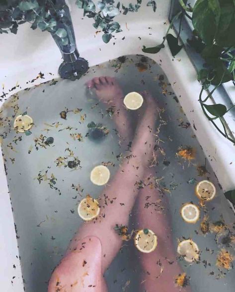 DIY: Moisturizing Bath Soak for Dry Winter Skin Horn Diy, Diy Bath Soak, Bath Soak Recipe, Aesthetic Bath, Diy Detox, Restorative Yoga Poses, Moisturizing Bath, Dry Winter Skin, Calendula Flower