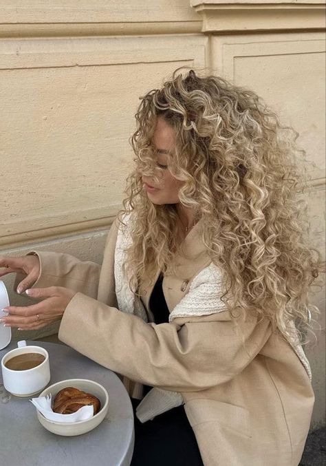 Ashy Blonde Hair Curly, Natural Curls With Curtain Bangs, Super Curly Blonde Hair, Curly Blonde Hair Balayage, Big Curly Blonde Hair, Blonde For Curly Hair, Blond Curly Hair Aesthetic, Healthy Blonde Curly Hair, Big Blonde Curly Hair