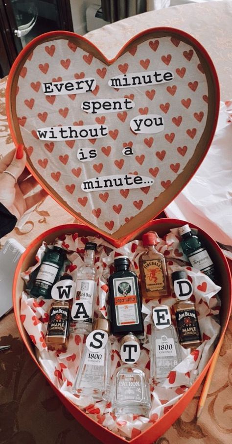 Vday Gift Ideas For Him, Boyfriend Birthday Shoes, Mens Birthday Baskets, Vday Gift For Boyfriend, Valentine Gifts For Boyfriend Romantic, Valentines Craft Gift For Boyfriend, Men Vday Gift Ideas, Christmas Gift Inspo Best Friend, Valentine Gifts For Him Boyfriends