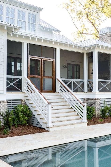 ValViq19 Coastal Farmhouse Exterior, Farmhouse Front Porch Decorating, Railing Designs, Cottage Coastal, Farmhouse Exterior Design, Railing Ideas, Building A Porch, Farmhouse Front Porches, House Details