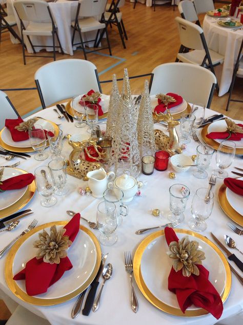 Christmas table scape Gold Charger Plates Table Setting Christmas, Round Dinner Table Christmas Decor, Christmas Party Round Table Decor, Elegant Christmas Party Table Centerpieces, Christmas Table Decorations For Party, Round Dining Table Christmas Decor Centerpiece, Elegant Christmas Dinner Table Decor, Round Table Christmas Decorations, Red And Gold Christmas Table Setting