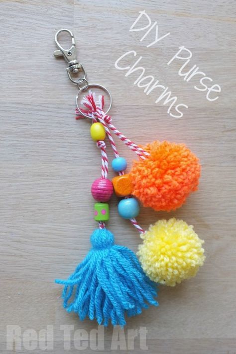 Tassen Hanger, Purse Charms Diy, Colorful Purse, Ideas To Sell, Diy Projects To Make And Sell, Penanda Buku, Pom Pom Crafts, Diy Purse, Crafts To Make And Sell