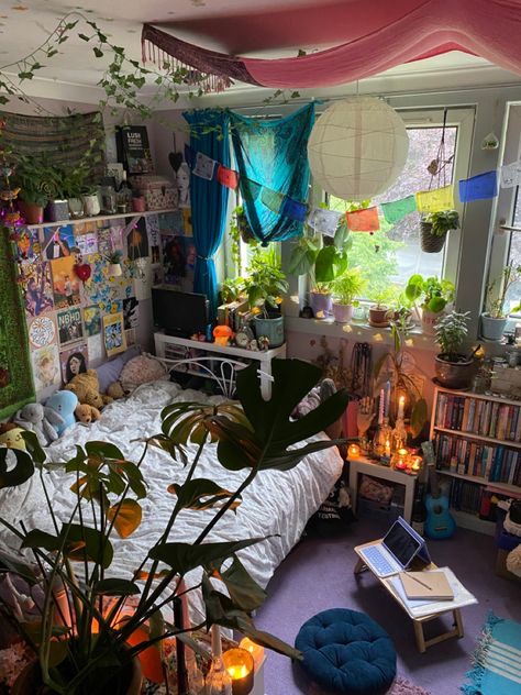 Nerdy Maximalist Decor, Cozy Maximalism Bedroom, Cluttercore Bedroom Aesthetic, Cluttercore Room, Cluttercore Bedroom, Maximalism Room, Cool Homes, Maximalist Room, Hippie Room