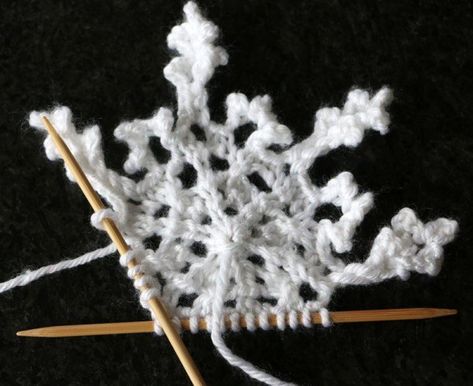 Knitted Snowflakes, Snowflakes Diy, Knit Christmas Ornaments, Hantverk Diy, Crochet Snowflake, Holiday Knits, Snow Flakes Diy, Crochet Snowflakes, Christmas Knitting Patterns