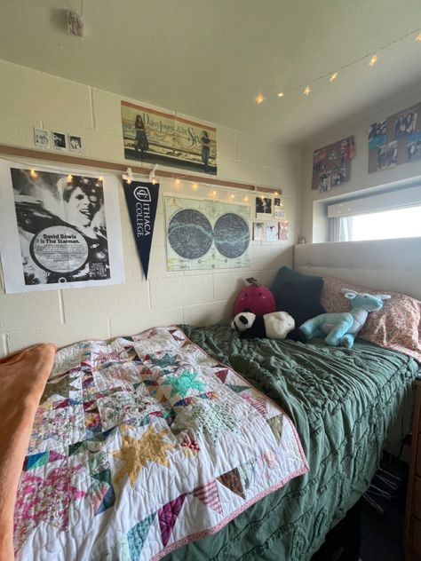 Quirky Dorm Room, Dorm Room Designs Blue, Dorm Room Designs Pink, Dorm Room Designs Boho, Dorm Room Designs For Guys, Room Designs Aesthetic, Dorm Room Designs Aesthetic, Dorm Room Designs College, University Dorm Room Decor