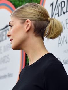 Image result for shaved sides hairstyles Best Undercut Hairstyles, Girl Undercut, Undercut Hairstyles Women, Undercut Long Hair, Undercut Women, Shaved Nape, Short Hair Undercut, A Ponytail, 짧은 머리