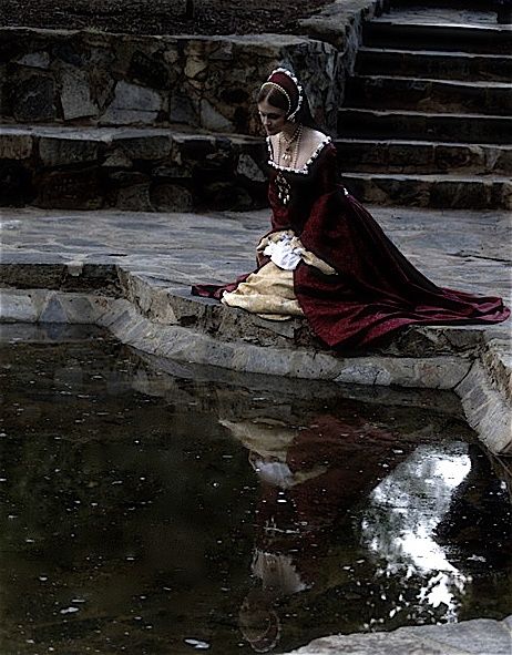 Looking At Water Reflection, Fortes Fortuna Adiuvat, Moda Medieval, Medieval Aesthetic, Tudor Era, Royalty Aesthetic, Fairytale Photography, Water Pool, Frog Prince