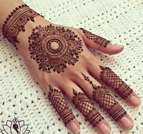 20 Beautiful Bracelet Mehendi Designs for Wedding, Parties and Festivals Henne Tattoo, Inai Pengantin, Tato Henna, Finger Henna Designs, Henna Tattoo Hand, Henna Art Designs, Bridal Henna Designs, Modern Mehndi Designs, Stylish Mehndi