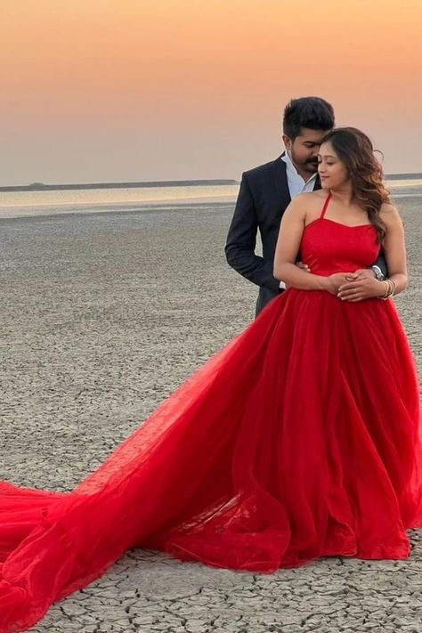 Presenting you pre-wedding shoot gowns designs & places where you can rent them. #weddingbazaar #indianwedding #preweddingshootgownideas #preweddingshootgownindian #preweddingshootgownbeach #preweddingshootgownlong #preweddingshootgowntrail #preweddingshootgowntale #preweddingshootgownwhite #preweddingshootgownred Poses For Pre Wedding Shoot, Pre Photo Shoot Ideas, Pre Wedding Shoot Ideas Lehenga, Pre Wedding Photoshoot Outdoor Gown, New Pre Wedding Shoot Ideas, Tell Gown Pre Wedding, Long Gown Pre Wedding Shoot, Couple Pose For Pre Wedding, Pre Wedding Shoot Gowns