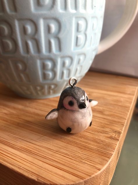 Polymer Clay Keychain 
Painted with acrylic paint and glazed with a layer of clear UV-Nailpolish Penguin Clay Art, Penguin Pottery, Penguin Ceramic, Polymer Clay Penguin, Clay Penguin, Penguin Keychain, Diy Projects Gifts, Clay Moulding, Clay Keychain