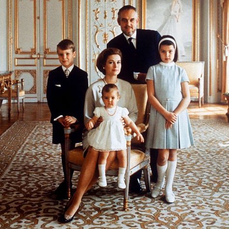 1969...A formal family portrait at the palace in Monaco Camille Gottlieb, Family Potrait, Royal Family Portrait, Life In Pictures, Princesa Carolina, Family Portrait Poses, Princess Grace Kelly, Foto Portrait, Prince Rainier