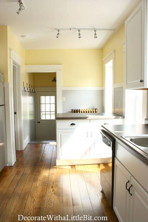 LOVE this kitchen - the lighting and colors are perfect!  'It's Overflowing | Tips to Simplify, Beautify, and Delight in Life' blog Pale Yellow Kitchens, Yellow Kitchen Walls, Popular Kitchen Colors, Yellow Kitchen Designs, Серая Кухня, Kitchen Colour Schemes, Popular Kitchens, Kitchen Paint Colors, Yellow Kitchen