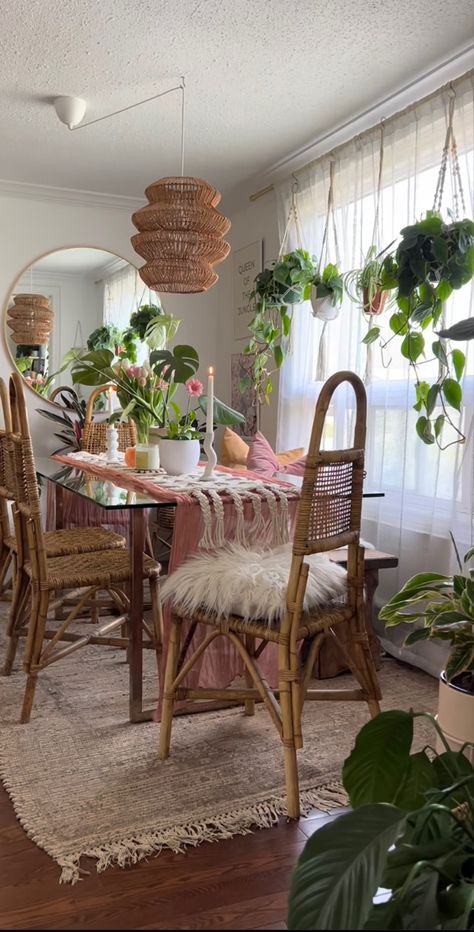 Dining Room Apartment Ideas, Plant Dining Room, Boho Kitchen Table, Funky Dining Room, Boho Dining Table, Walnut House, Sanctuary Decor, Bohemian Apartment, Boho Dining Room