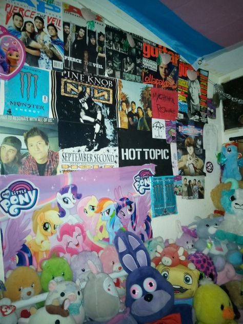 Scenemo Room Ideas, Emo Room Inspiration, 2000s Scene Bedroom, Emo Scene 2000s Room, 2000s Emo Room Ideas, Scene Bedroom 2000s, Scene Kid Room Ideas, Scene Room Aesthetic, Emo Scene Bedroom