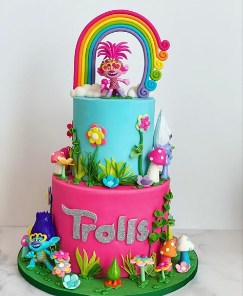 Trolls cake. Bolo trolls Poppy Birthday Cake Trolls, Trolls Rainbow Cake, Troll Cupcake Ideas, Birthday Cake Trolls, First Birthday Trolls Theme, Trolls 3rd Birthday Cake, Trolls 1st Birthday Cake, Trolls Two Year Old Party, Trolls Themed Cake