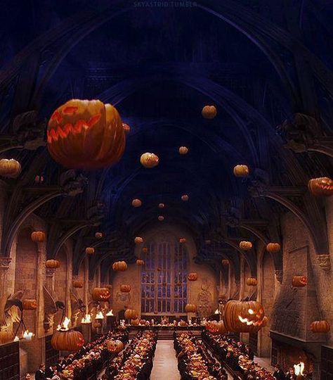 Harry Potter // Hogwarts - The Great Hall on Halloween night. Harry Potter Halloween Wallpaper, Harry Potter Wall, Anniversaire Harry Potter, Theme Harry Potter, Harry Potter Halloween, Easter Wallpaper, Images Harry Potter, Hogwarts Aesthetic, Harry Potter Pictures