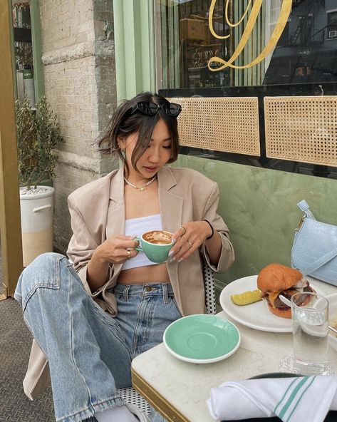 Cafe Pictures, Tas Mini, Haine Diy, Photographie Inspo, Foto Casual, Foto Poses, Best Photo Poses, Poses References, Instagram Feed Ideas