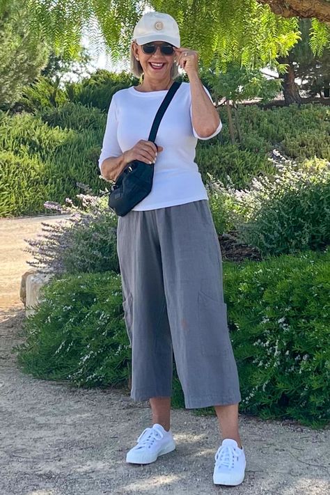 Chic Effortless Packing Tips for a 10 Day Summer Getaway - Cindy Hattersley Design Middle Age Mom Outfits, Older Women Outfits, Mum Wardrobe, Older Woman Outfit, Mum Outfits, Summer Weekend Outfit, Mom Inspo, Mom Fits, Mom Ootd