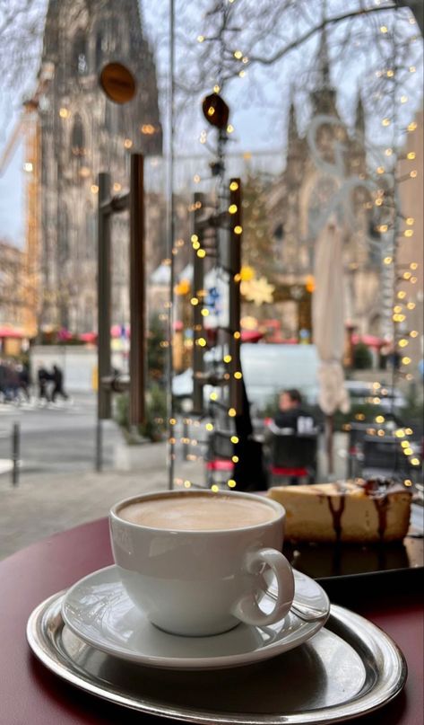 Coffee Winter Aesthetic, Christmas Cafe Aesthetic, December Vibes, Christmas Cafe, Coffee And Christmas, Christmas Dreaming, Winter Coffee, Cosy Christmas, Christmas Feeling