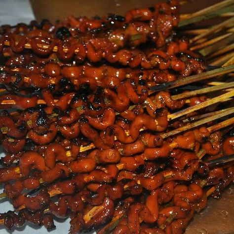 Barbecue isaw ng manok (Bbq Chicken intestines) Isaw Bbq, Bbq Chicken, Food Ideas, Food And Drink, Snacks, Chicken, Quick Saves