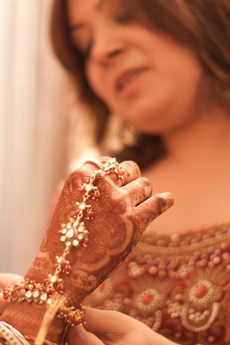 haath-phool Hath Phool Designs In Gold, Haath Phool Jewellery, Fingers Rings, Haath Phool, Wedding Lenghas, Pakistani Bridal Dress, Hand Harness, Bridal Jewels, Indian Bridal Jewellery