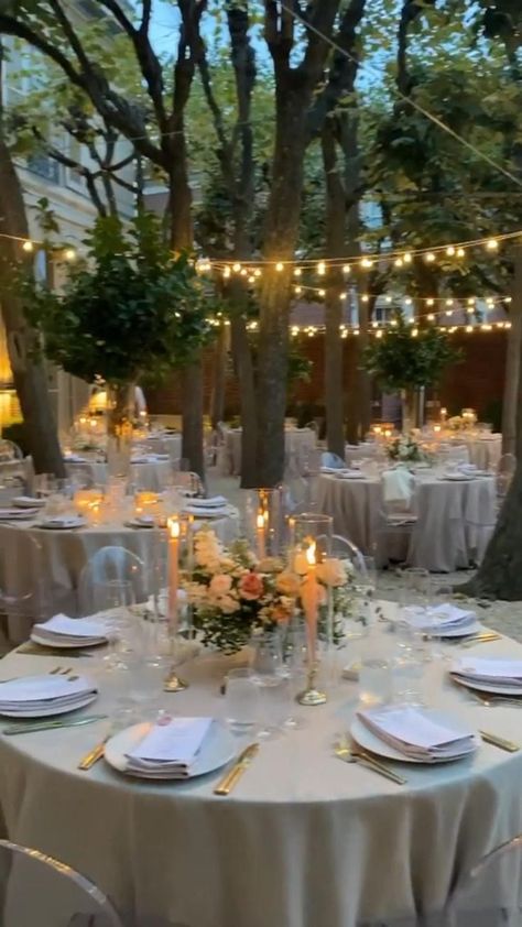 Round Table Centerpieces Wedding, Wedding Tablescapes Round, Big Beautiful Houses, Round Table Centerpieces, Round Wedding Tables, Garden Escape, Round Table Decor, Wedding Salon, Garden Wedding Reception