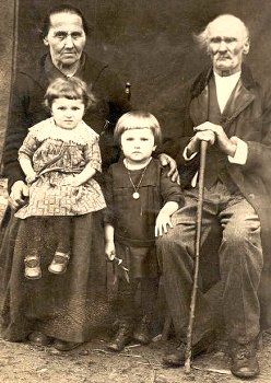 Great grandparents: Andrzej and Agnieszka SZTORC GALUS, Leki Dolne, Poland Creepy Vintage, Creepy Pictures, Celebrities Humor, Vintage Circus, Halloween Photos, Picture Search, Pictures Images, Vintage Photographs, Historical Photos