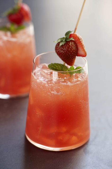 Belmont breeze cocktail with strawberry garnish Strawberry Cocktails, Drink Garnishing, Strawberry Drinks, Mixed Drinks Alcohol, Happy Hour Cocktails, Sour Cocktail, Cocktail Garnish, Easy Clean Eating, Berries Recipes