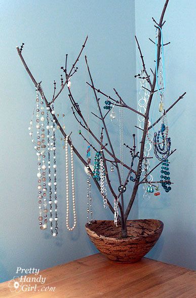 Beautiful way to display jewelry!  I want mine sitting in a tray of river rock pebbles for more bracelet storage. Jewerly Organizer, Diy Jewelry Holder, Plant Hacks, Jewelry Holders, Fabulous Diy, Jewelry Organizer Diy, Jewelry Tree, Diy Crafts Jewelry, Jewelry Stand