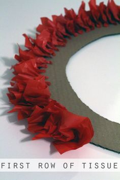 Cardboard Wreath, Tissue Paper Wreath, Tissue Paper Wreaths, Diy Christmas Paper, Paper Flower Wreaths, Tissue Paper Crafts, Paper Wall Decor, Paper Christmas Decorations, Paper Flower Wall Decor