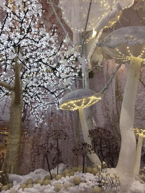 Enchanted Forest Window Display, Snowy Forest Christmas Decor, Christmas Shop Window, Enchanted Tree, Winter Wonderland Decorations, Forest Christmas, Christmas Window Display, Christmas World, Enchanted Forest Wedding