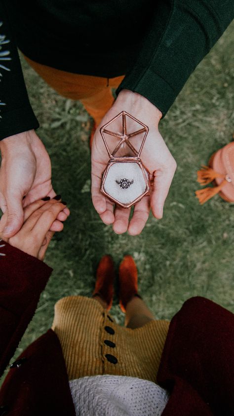 Forest Ring Box, Engagement Anouncment Ideas, Fun Engagement Announcement Ideas, Suprise Proposal Photos, Unique Engagement Announcement, Proposal Pictures Photography, Ways To Announce Engagement, Wedding Proposal Pictures, Forest Proposal