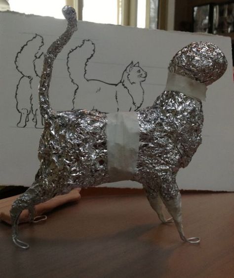 cat armature made from foil and wire; kids can bring their own foil roll Paper Mache Projects, Paper Mache Animals, Paper Mache Clay, Sculpture Art Clay, Paper Mache Art, Paper Mache Sculpture, Paper Mache Crafts, Tin Foil, Clay Art Projects