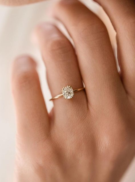 Minimalistic Wedding Ring Gold, Unique Engagement Rings Circle, Engagement Ring With Small Side Stones, Small Detailed Engagement Ring, Vintage Engagement Rings Small, Golden Engagement Ring Simple, Dainty Gold Diamond Ring, Simple Small Wedding Rings, Catholic Engagement Ring