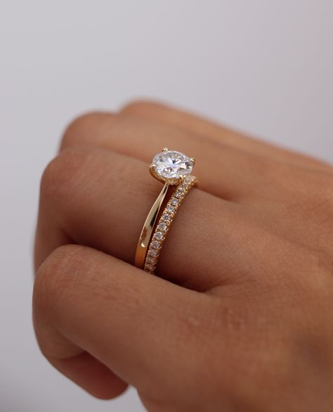 Simple Ring With Wedding Band, Tapered Ring Band, Gold Ring Round Diamond, Wedding Band Gold Simple, Plain Gold Wedding Band With Engagement Ring, Tapered Engagement Ring With Band, Engagement Solitaire Rings, Tapered Solitaire Engagement Ring, Yellow Gold Round Solitaire Wedding Set